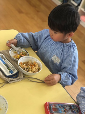 今日の給食親子丼★ふじぐみさんもりもり食べてくれます。