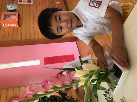 ふじぐみのみんな理事長先生に生け花を習ってます。★キッズフラワー★