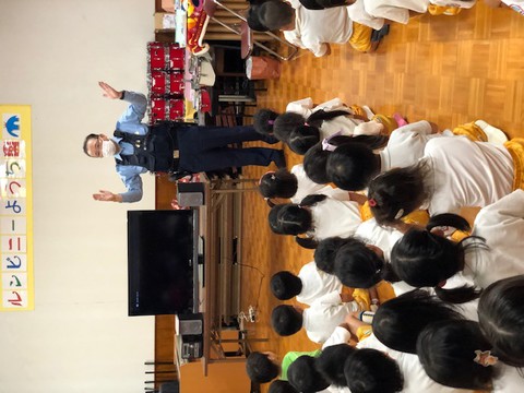 おまわりさん〜が防犯のお話しにきてくれたよ。