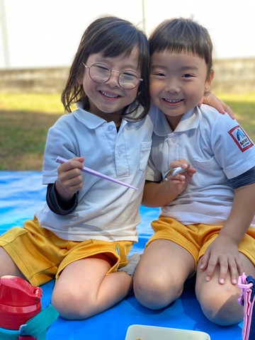 森の芝生でピクニック